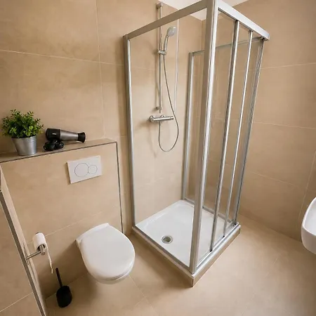 Flats Premium 5 Schlafzimmer 10 Bett Apartment, Smart Tv, Schreibtisch